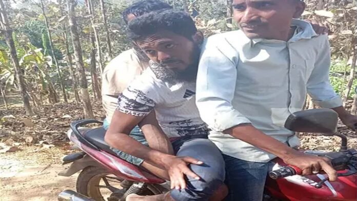 বান্দরবনে-স্থলমাইন-বিষ্ফোরনে-আহত-ব্যাক্তিকে-হাসপাতালে-নেয়া-হচ্ছে